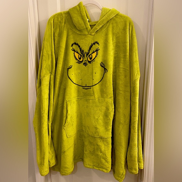 The Grinch Accessories - NWOT Grinch Oversized Hooded Blanket